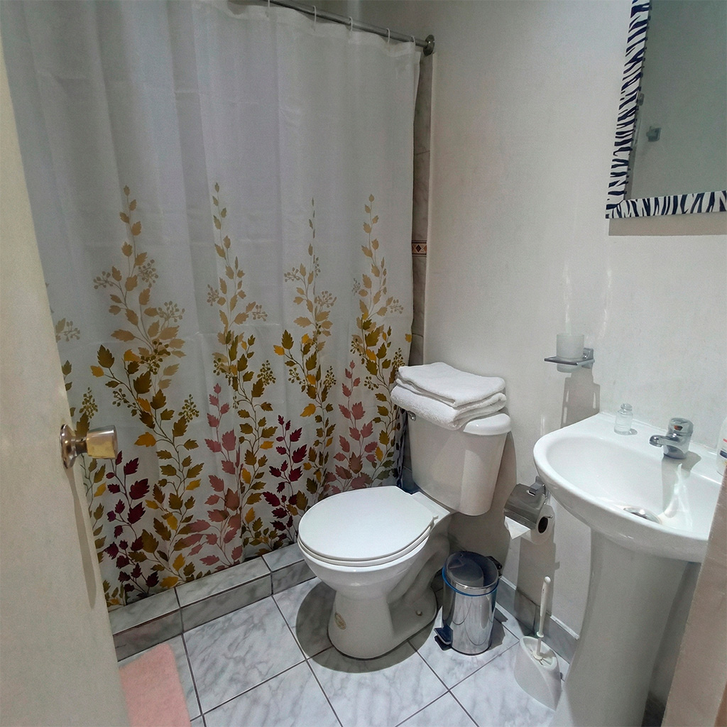 Baño Habitación Familiar o Triple - Alojamiento Económico en Talca