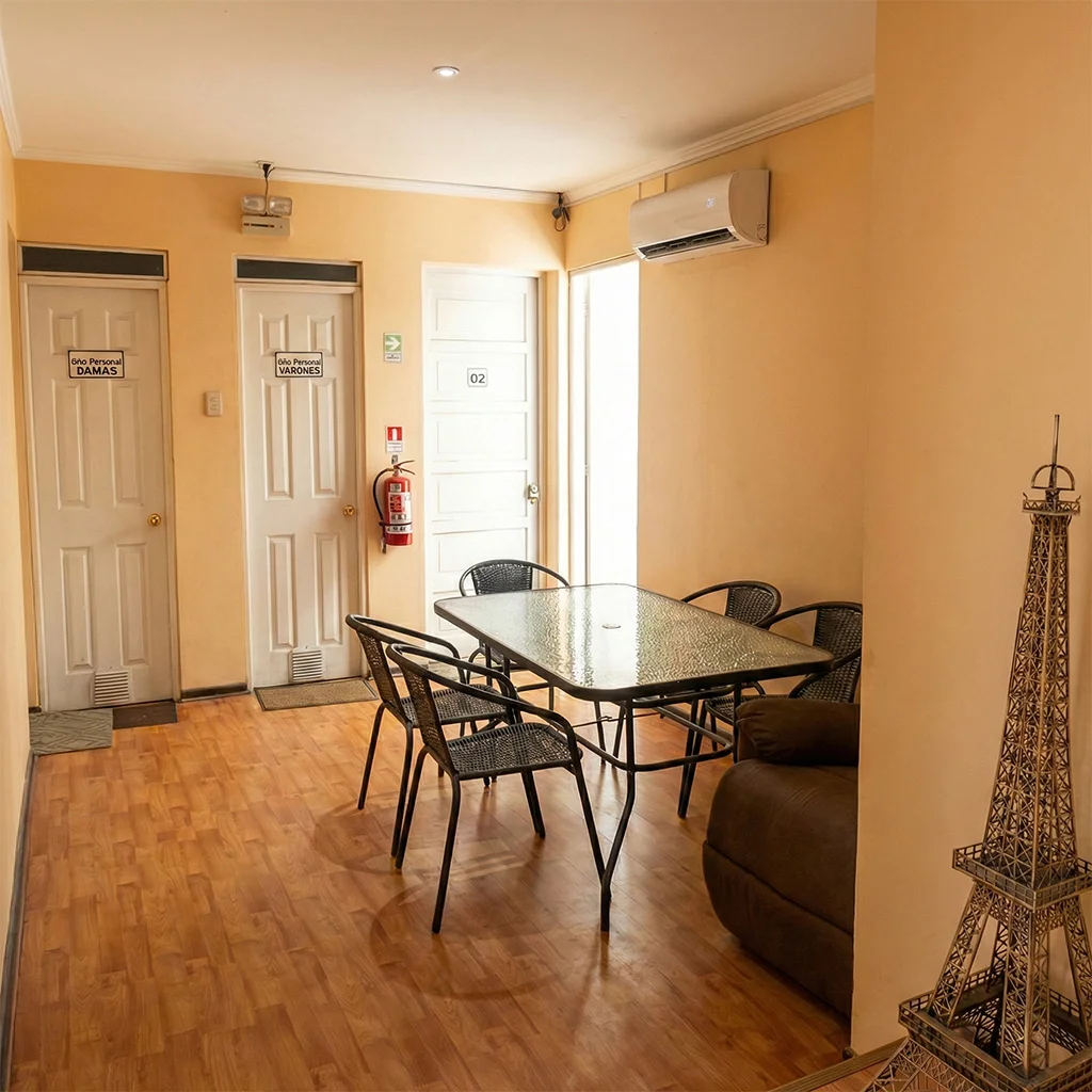 Área común y comedor del Hostal Costa Mora en Talca