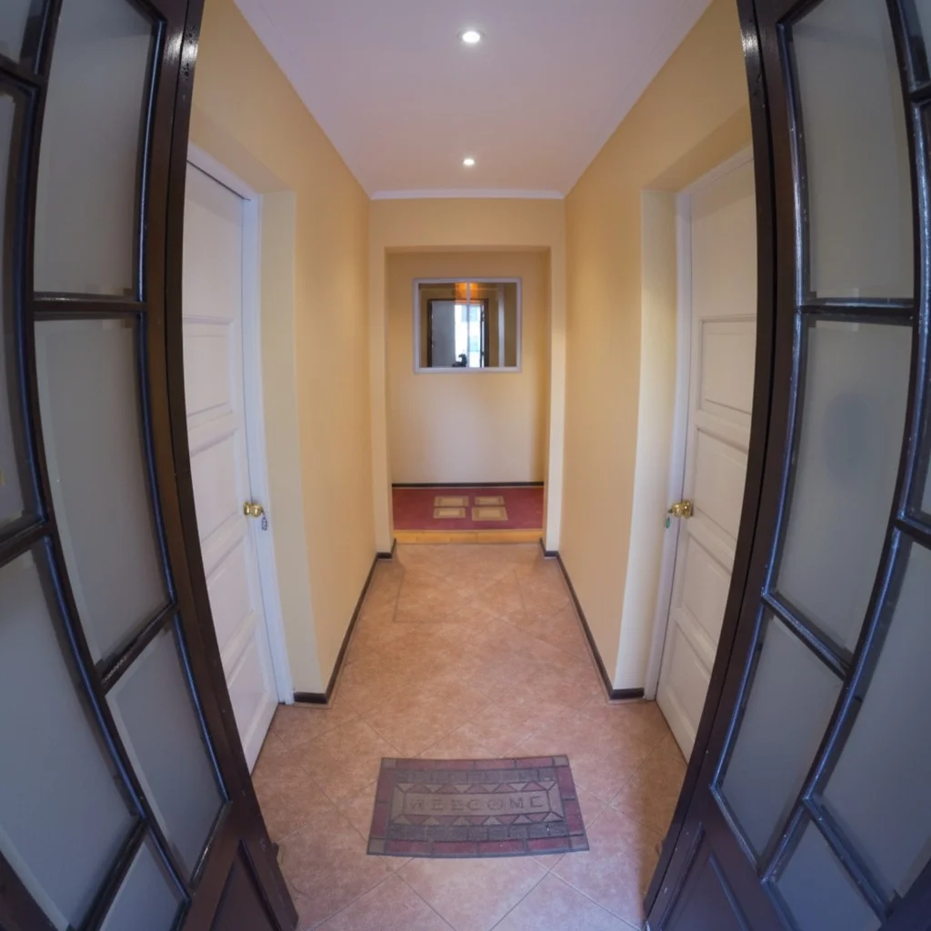 Acogedora recepción del Hostal Costa Mora en pleno centro de Talca